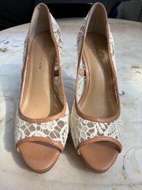 ANTONIO MELANI Cream Lace Peep-Toe Heels with Tan Trim Sz 9.5 M